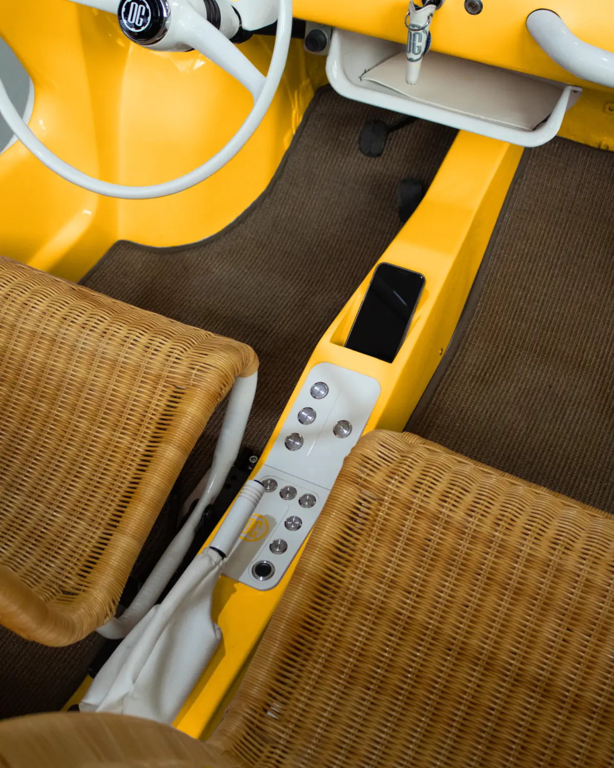 Central console and integrated controls between the rattan seats of LIDO
